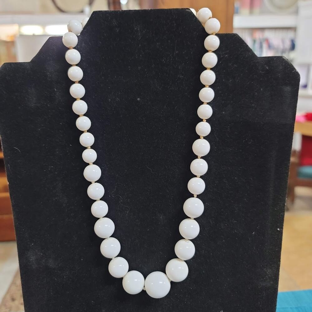 Vintage Costume Jewelry Fashion Plastic Graduated Beads Necklace 8.5" White